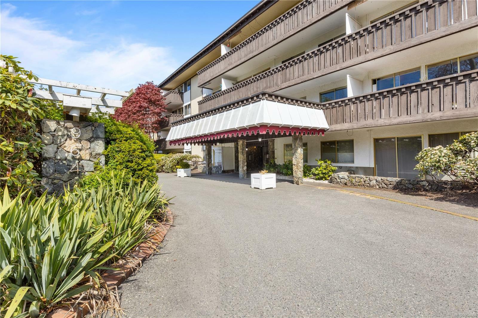 Property Photo: 964 Heywood Ave 105 BC V8V 2Y5