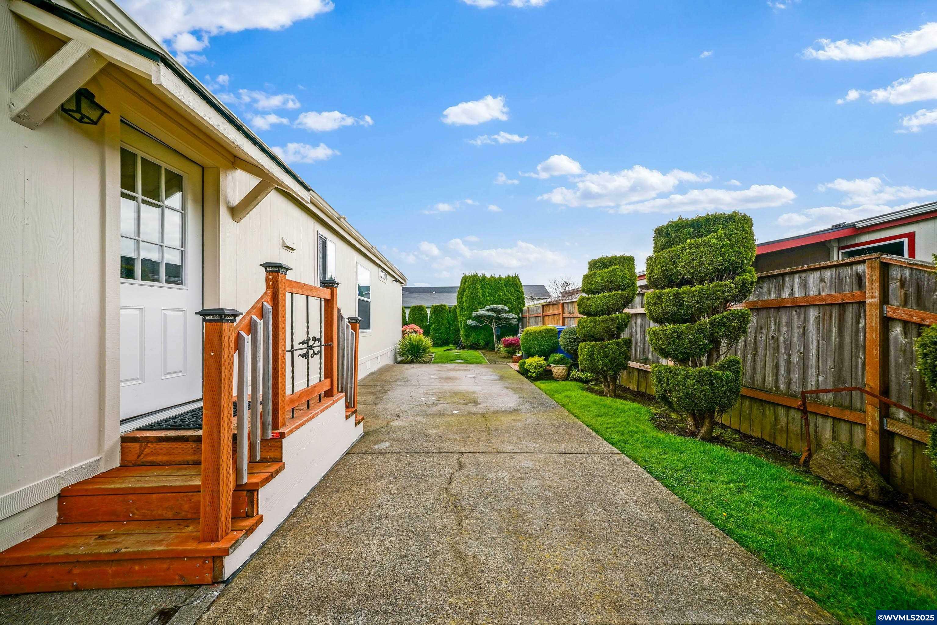 Property Photo: 3034 Hazel Grove St NE OR 97305