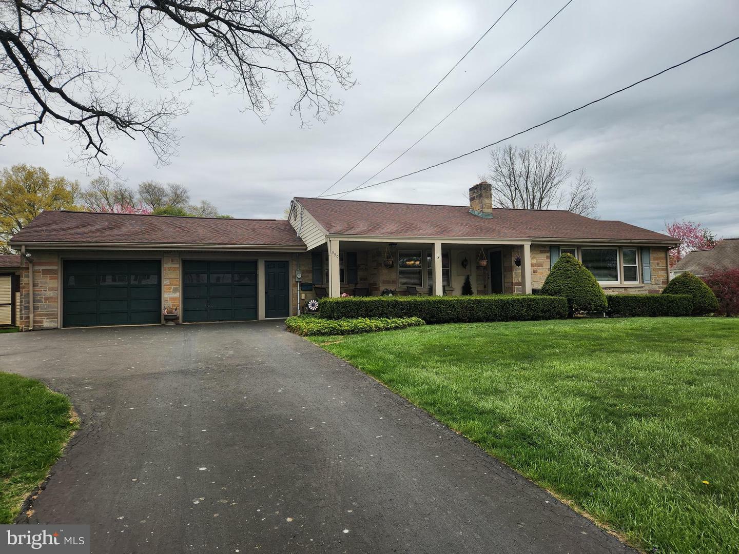 590 E Jackson Street  New Holland PA 17557 photo