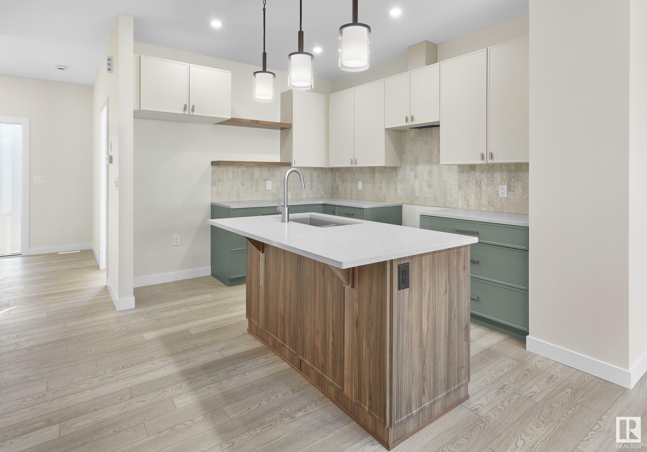Photo de la propriété: 9344 221 Street NW AB T5T 6C9