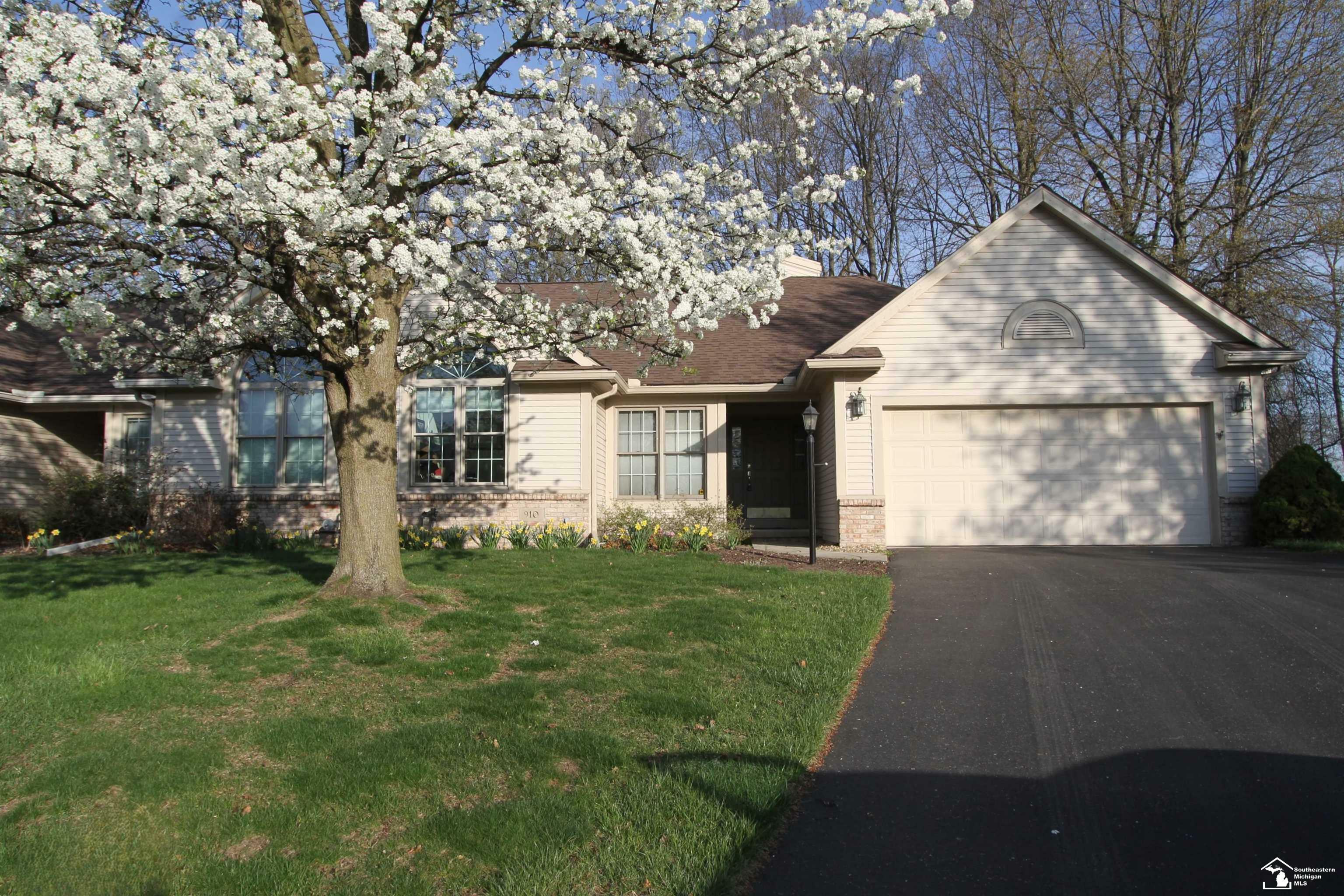 Property Photo: 910 Hickory Creek Drive MI 48182