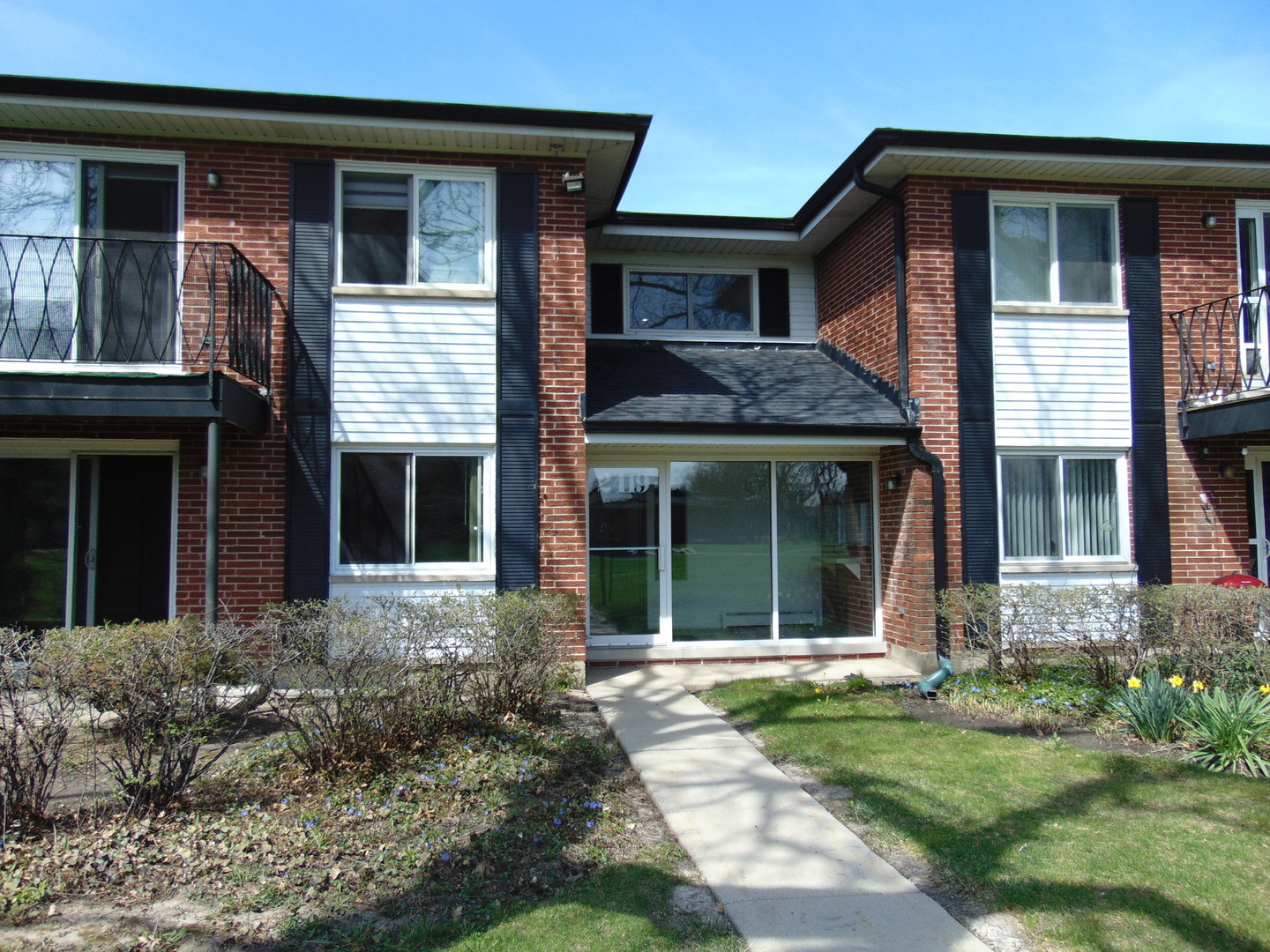 Property Photo: 2419 E Olive Street 1G IL 60004