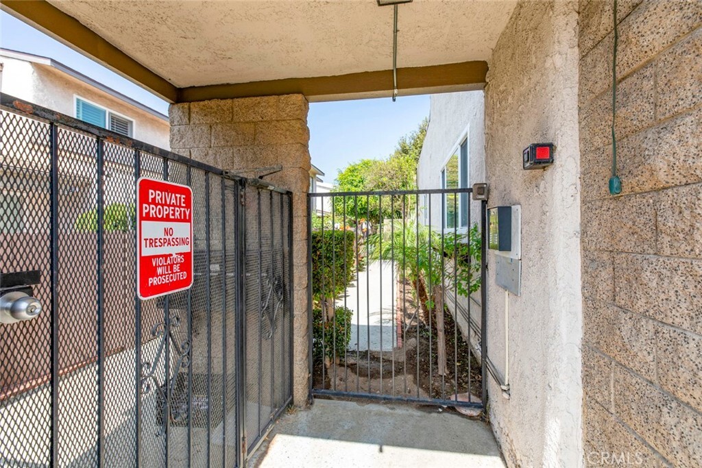 Property Photo: 809 E Acacia Avenue H CA 91205