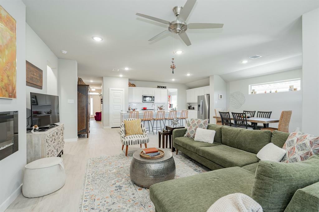 Property Photo: 562 Water Valley Drive TX 75166