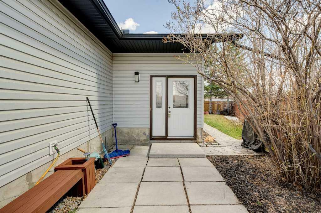 Property Photo: 27 Rundlelawn Court NE AB T1Y 3H3