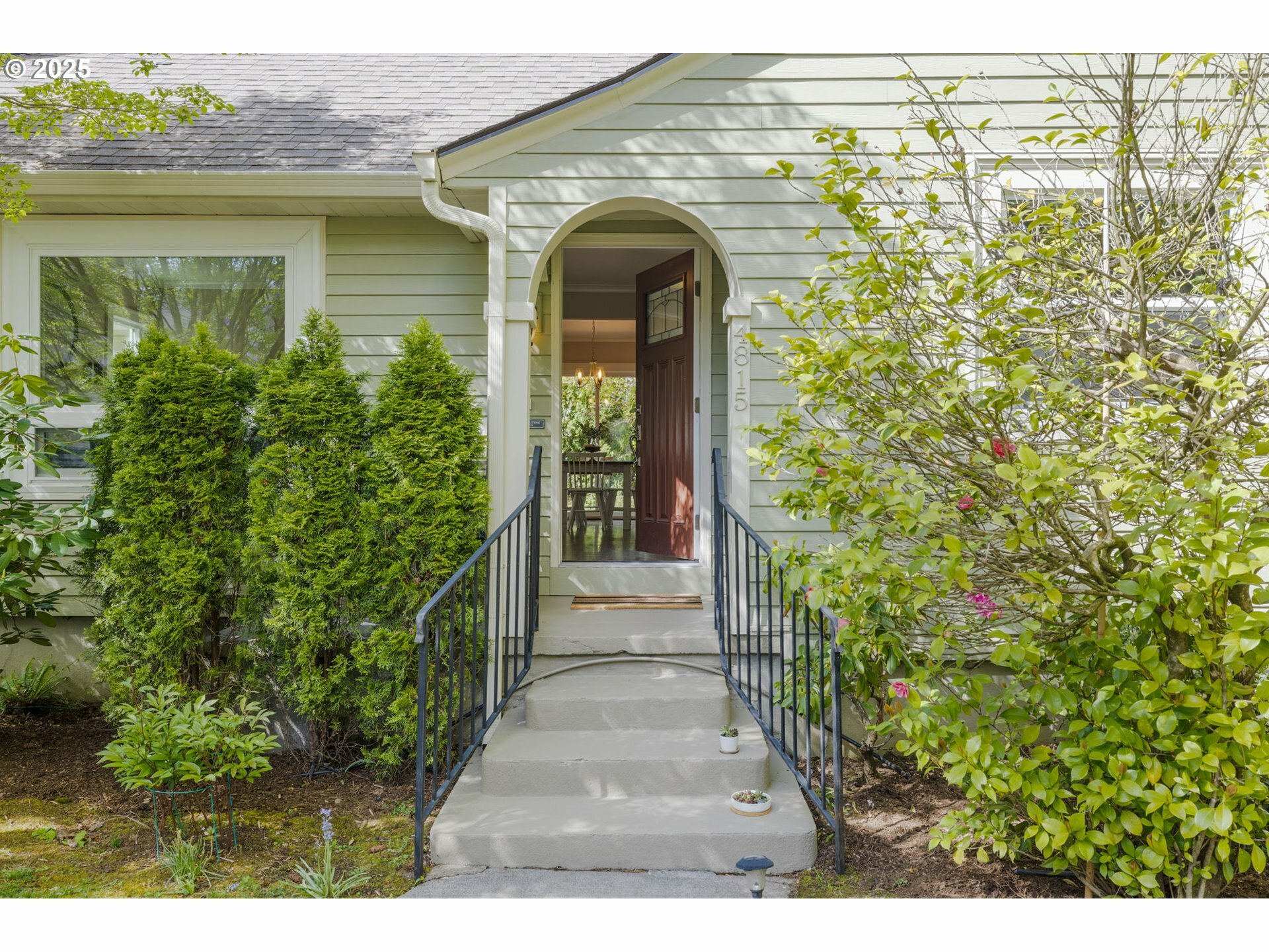 Property Photo: 4815 NE Couch St OR 97213