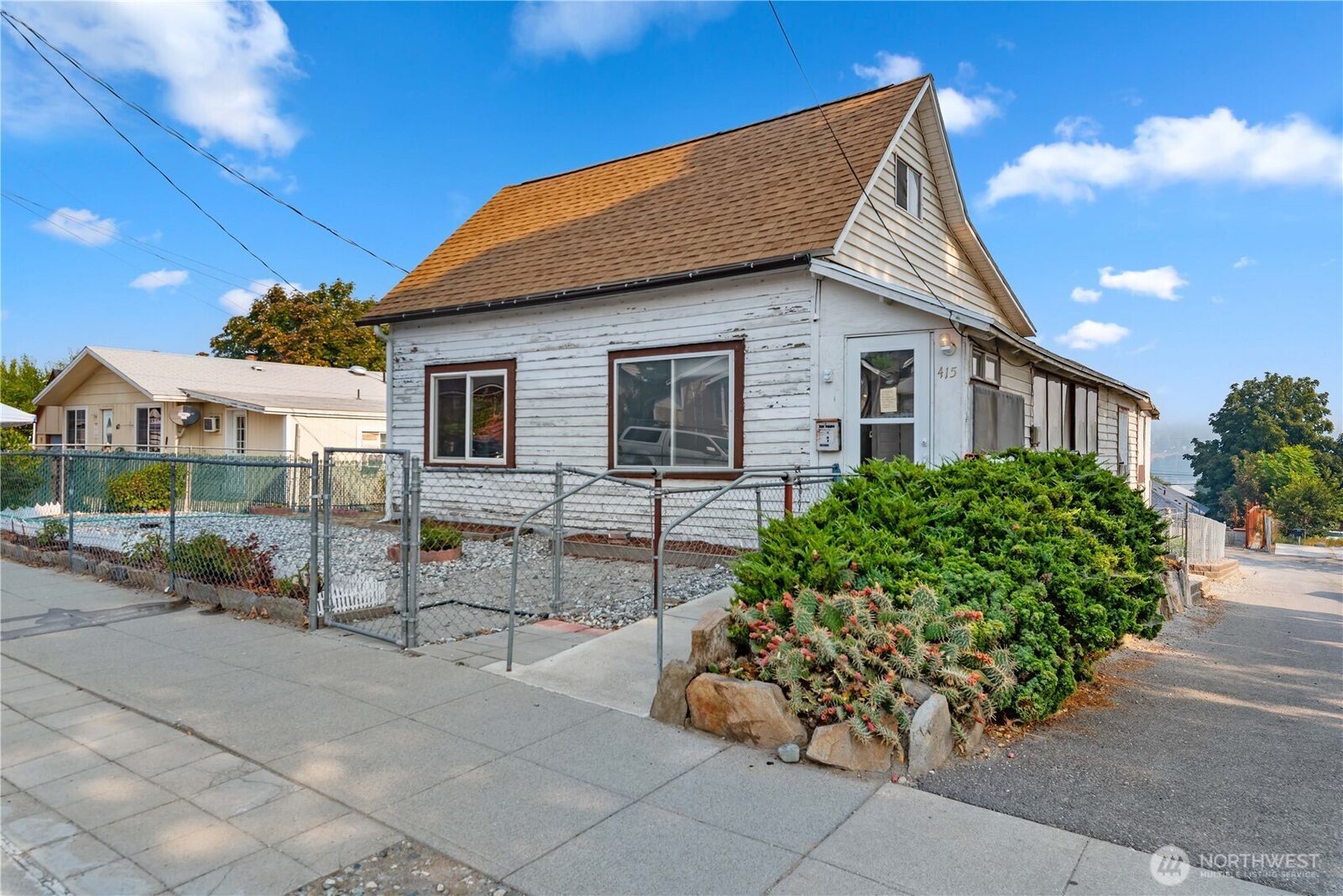 Property Photo:  415  Walker St  WA 98801 