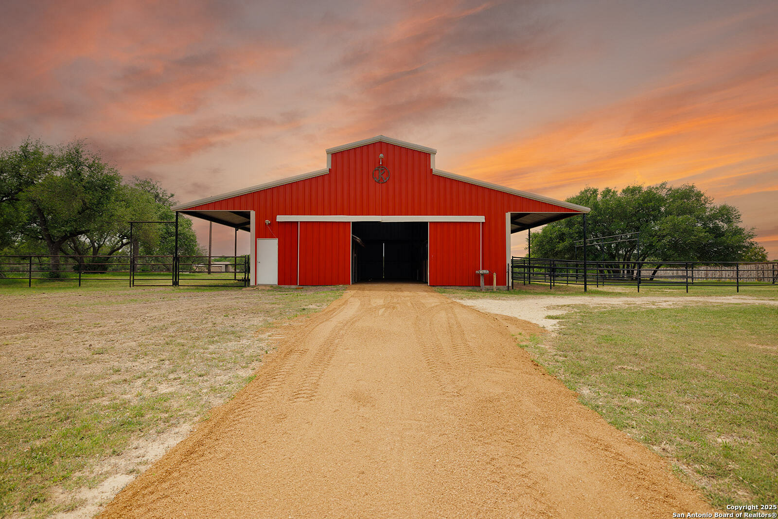 Property Photo: 1770 Logan'S Way TX 78606