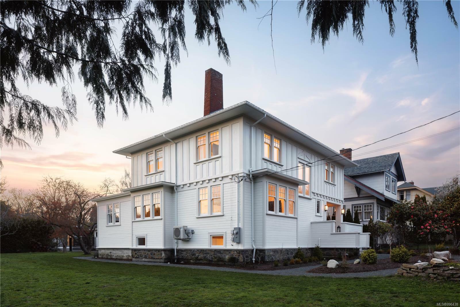 Property Photo: 1174 Monterey Ave BC V8S 4V6