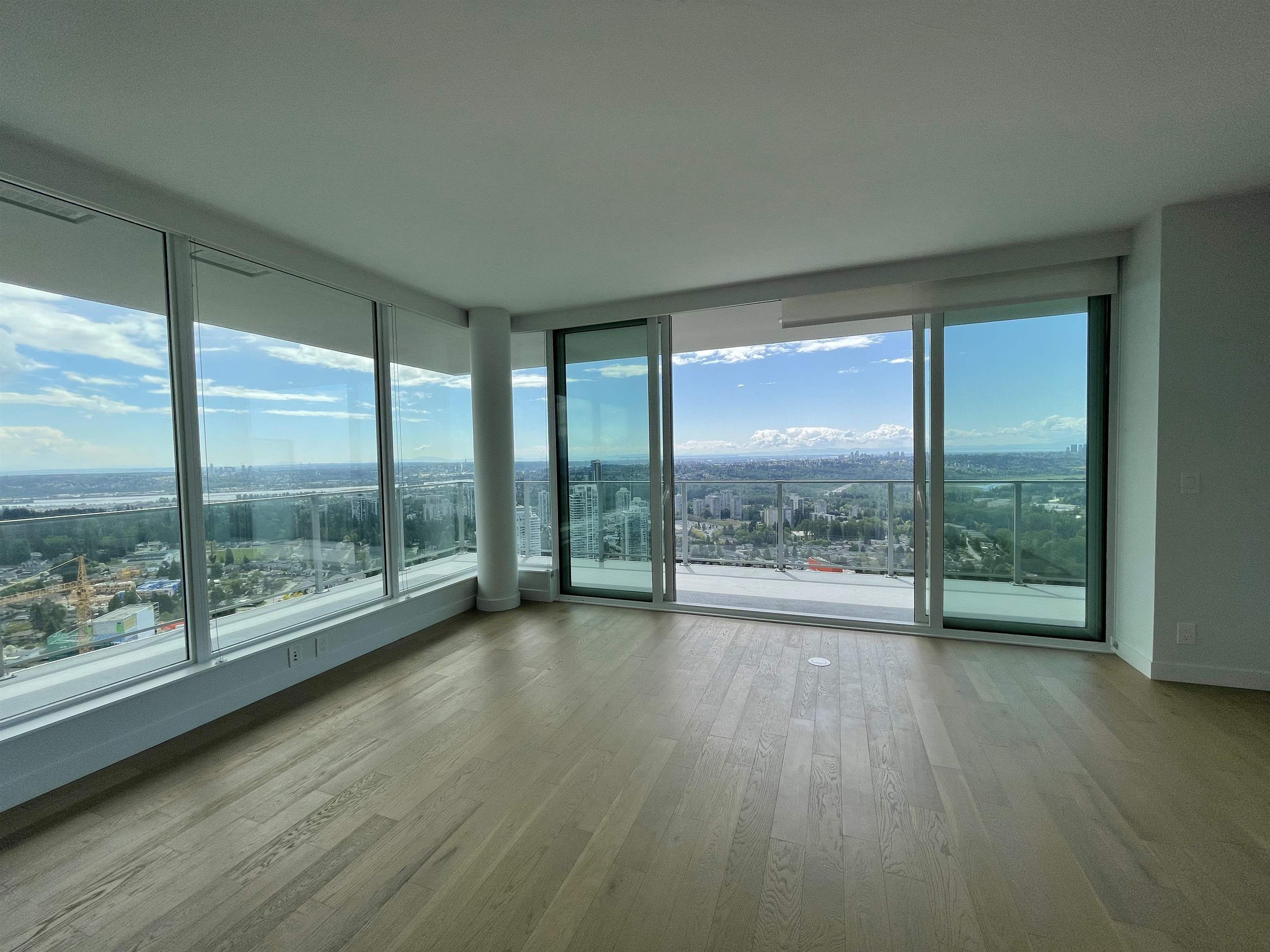 Photo de la propriété: 567 Clarke Road 4604 BC V3J 0K7