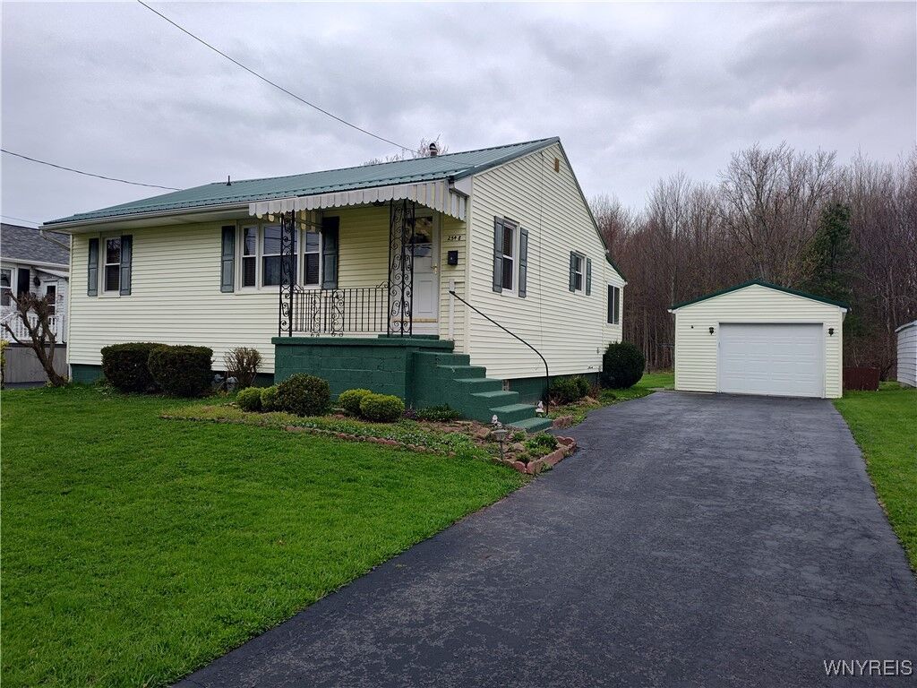 Property Photo:  2548 Sunset Drive  NY 14057 