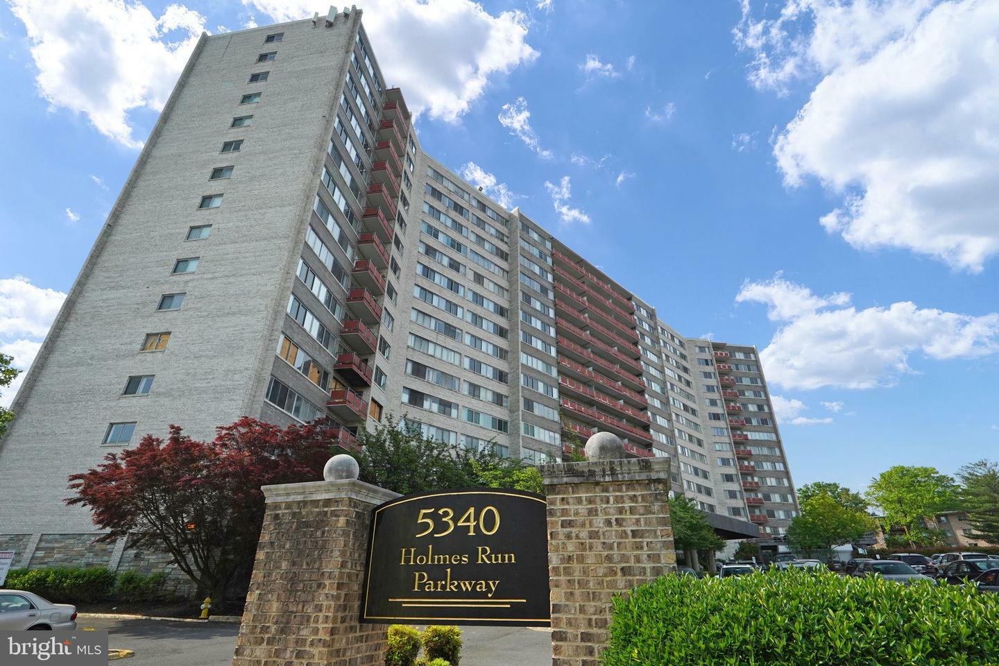 Property Photo: 5340 Holmes Run Parkway 1503 VA 22304