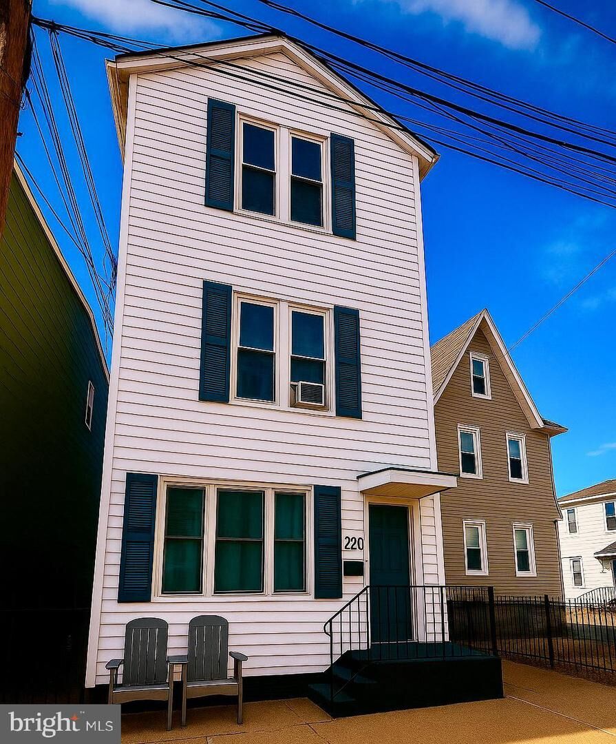 Property Photo: 220 Dorrance Street PA 19007