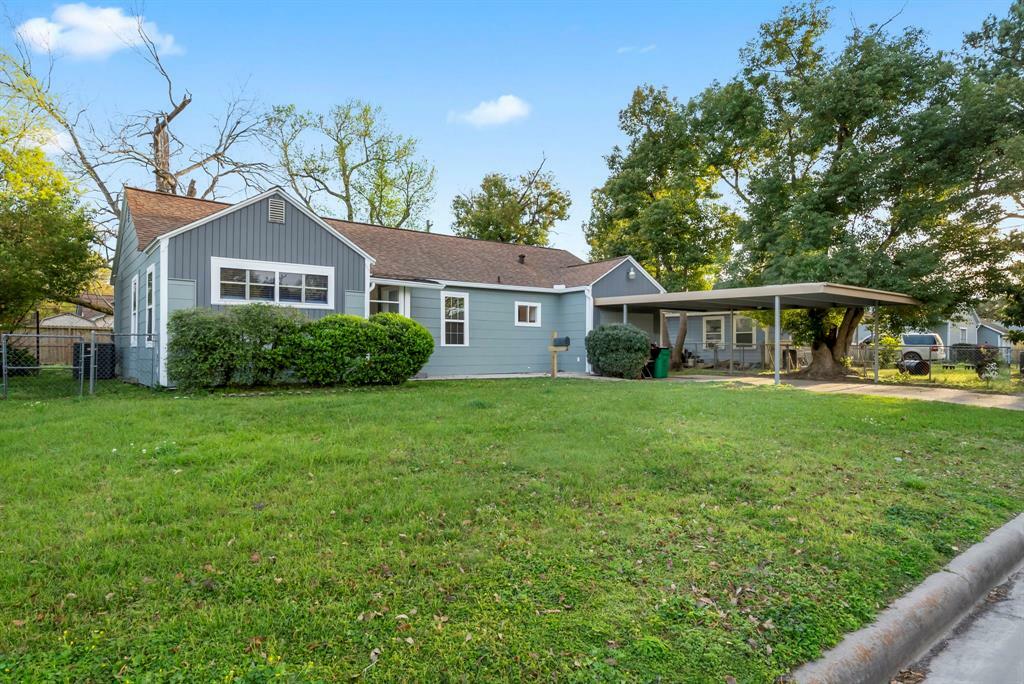 Property Photo: 107 Harvey Avenue TX 77520