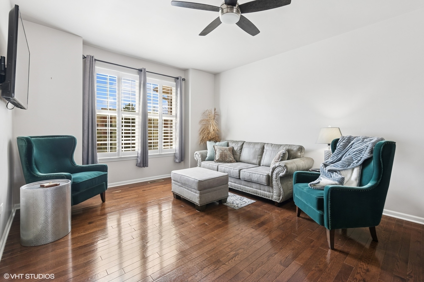 Property Photo: 2526 Dunraven Avenue IL 60540