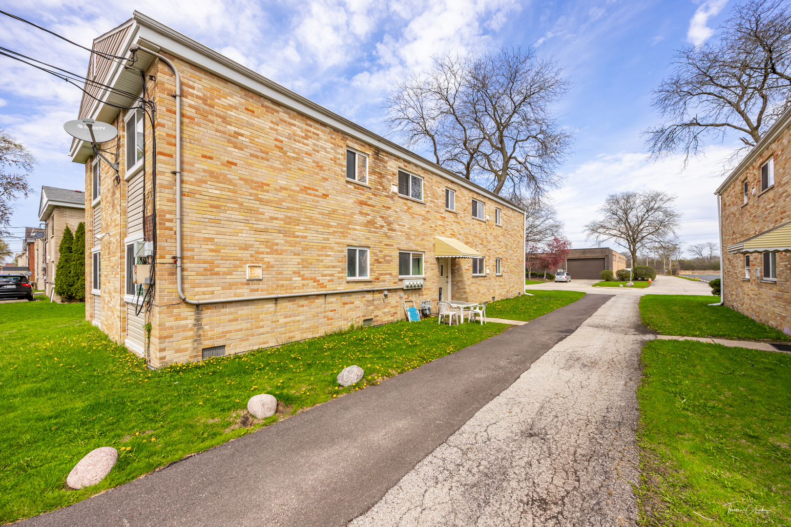 Property Photo: 410 N 3rd Avenue 3 IL 60016