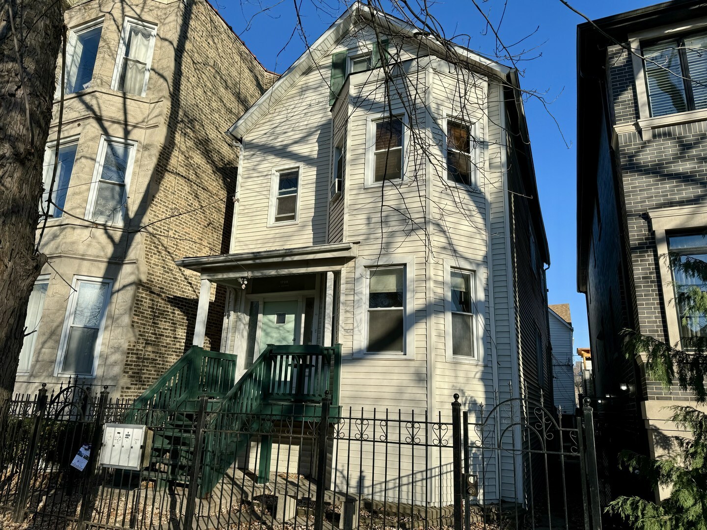 Property Photo: 1709 N Maplewood Avenue 2R IL 60647