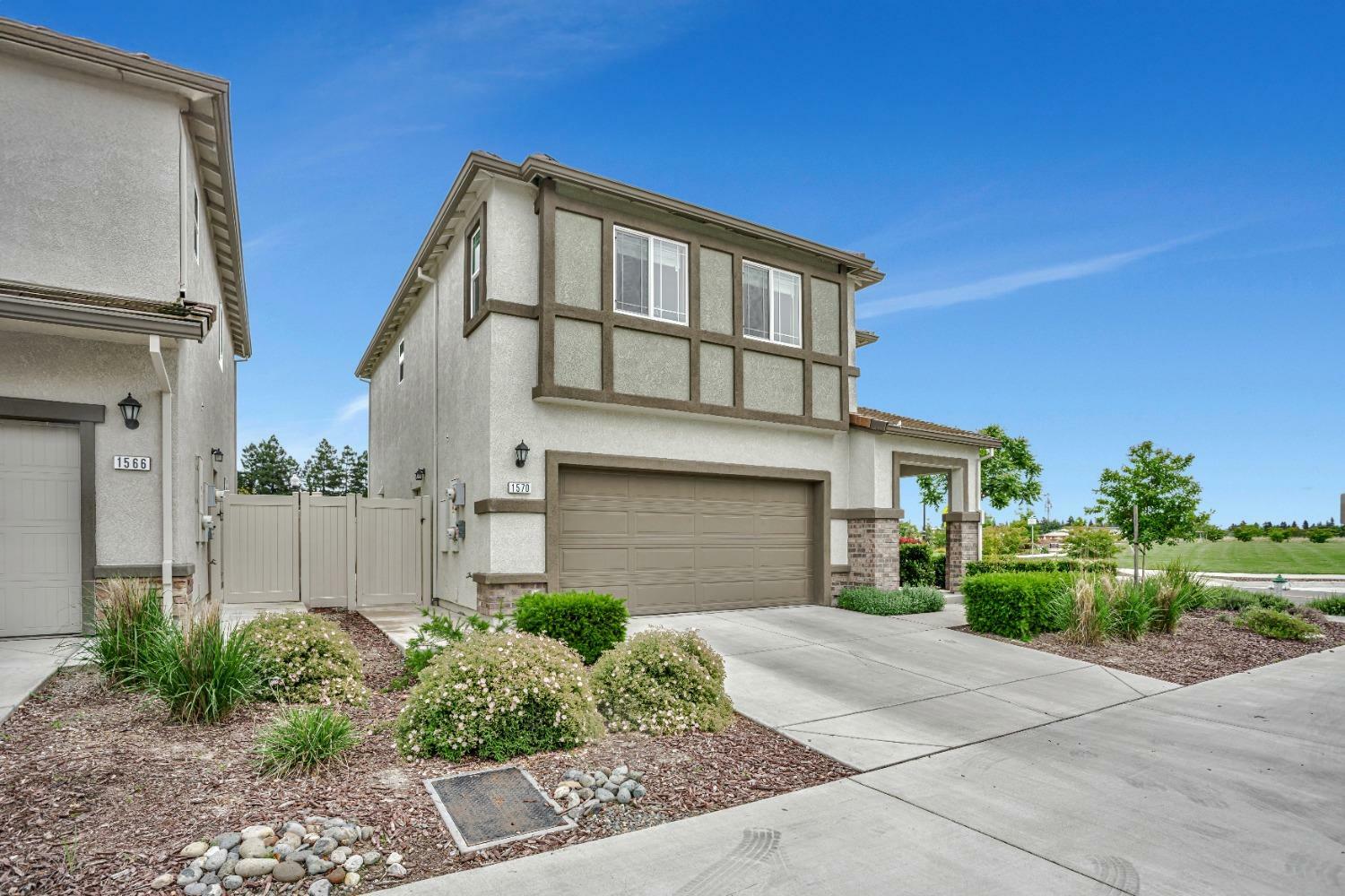 Property Photo: 1570 Bridgegate Way CA 95834