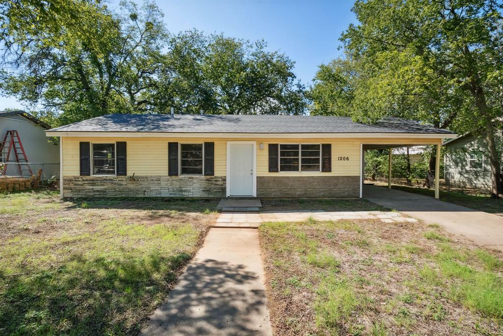 Property Photo: 1206 E SE 2nd Avenue TX 76067