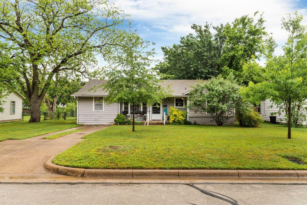 Property Photo: 1104 Ann Street TX 76022