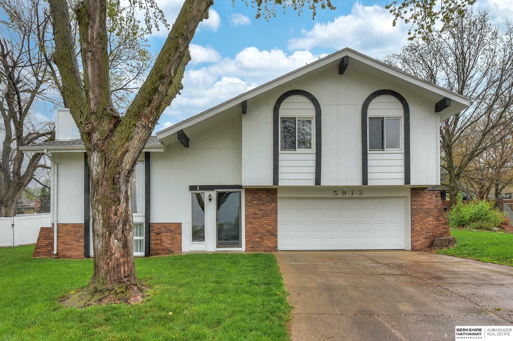 Property Photo: 5913 N 110th Circle NE 68164