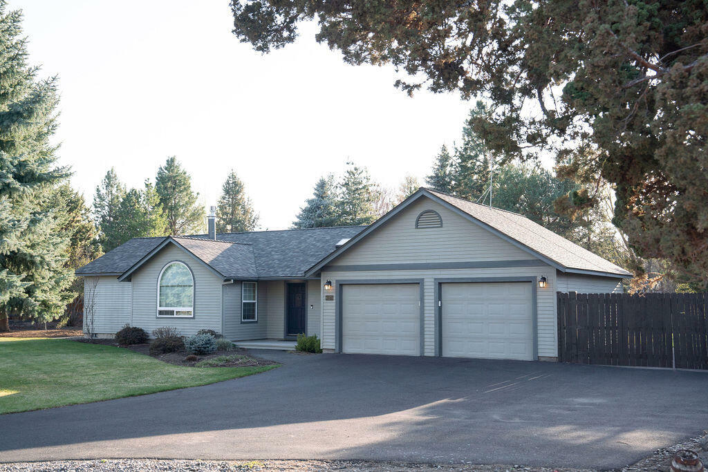 Property Photo: 61275 Victory Loop OR 97702