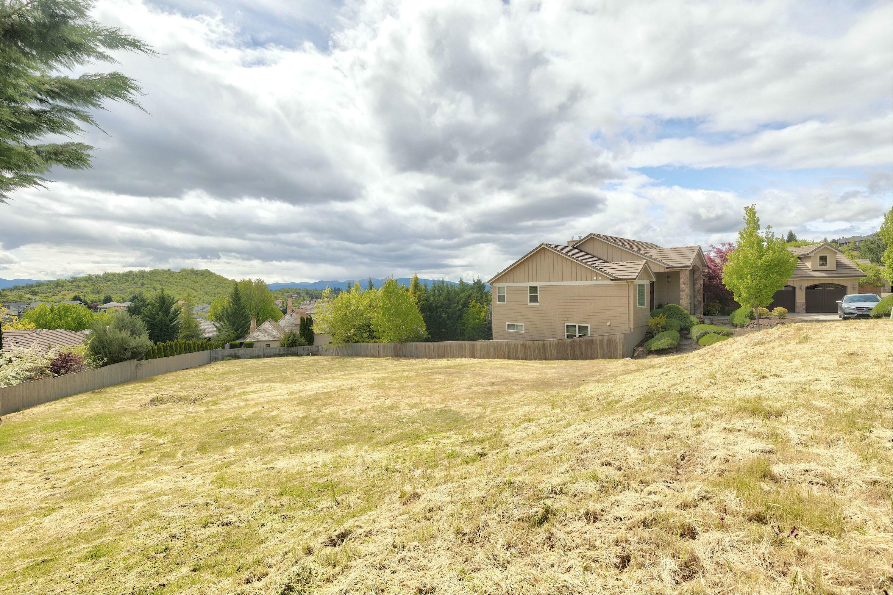 Property Photo: 5633 Fallbrook Lane OR 97504