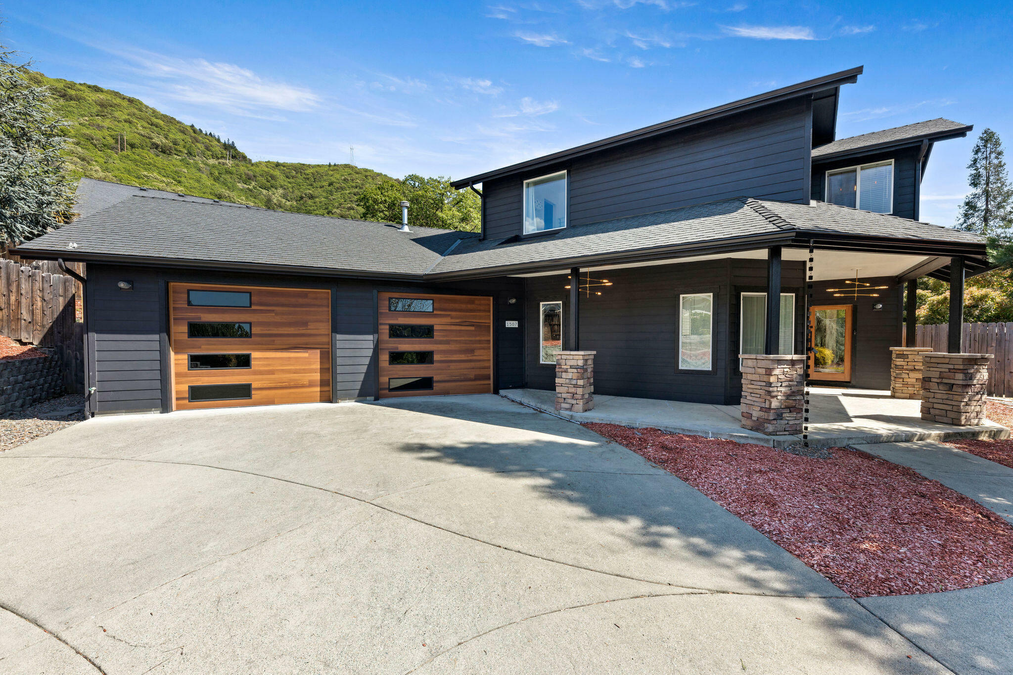 Property Photo: 1507 R J Drive OR 97526