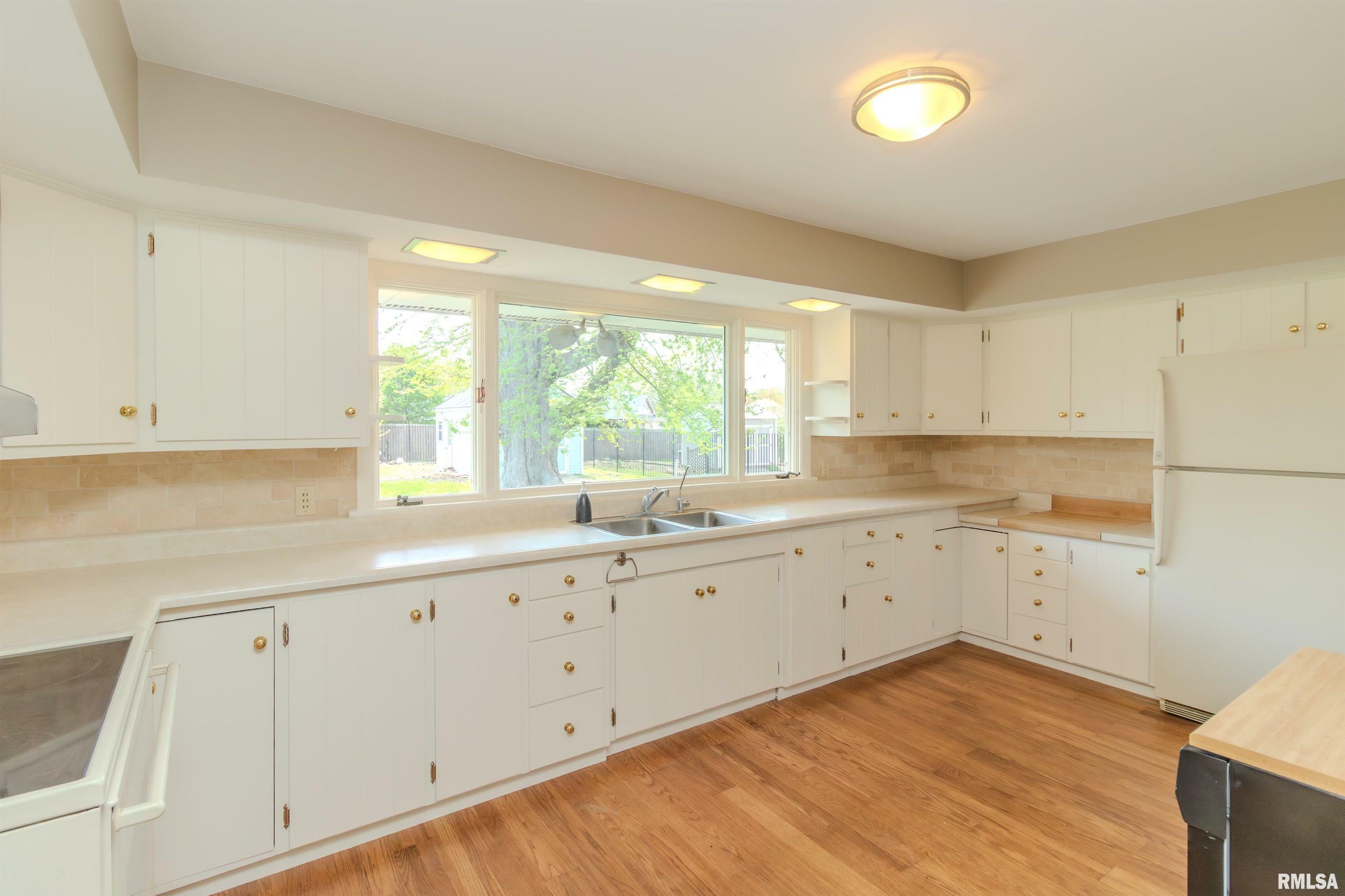 Property Photo: 501 W High Street IL 61561