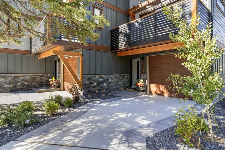 Property Photo:  1413 Mountain Avenue 101  AB T1W 1M3 