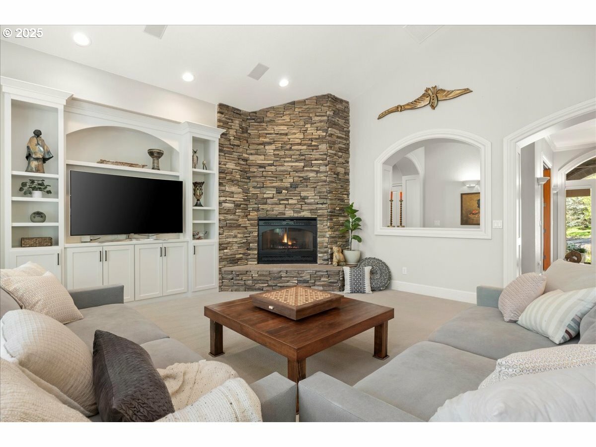 Property Photo: 9522 NW Skyview Dr OR 97231