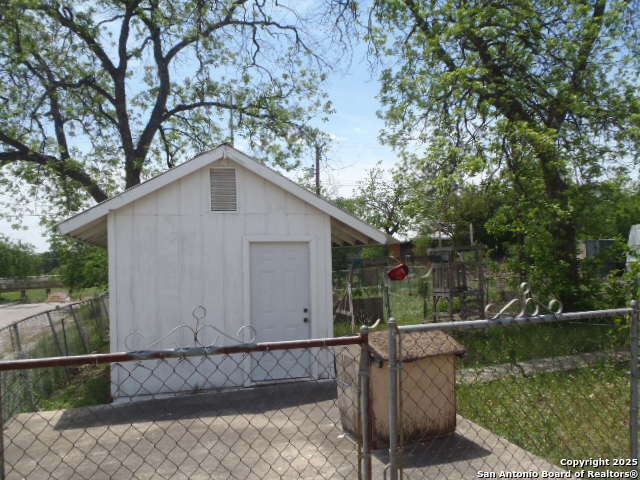 Property Photo: 702 Rivas TX 78207