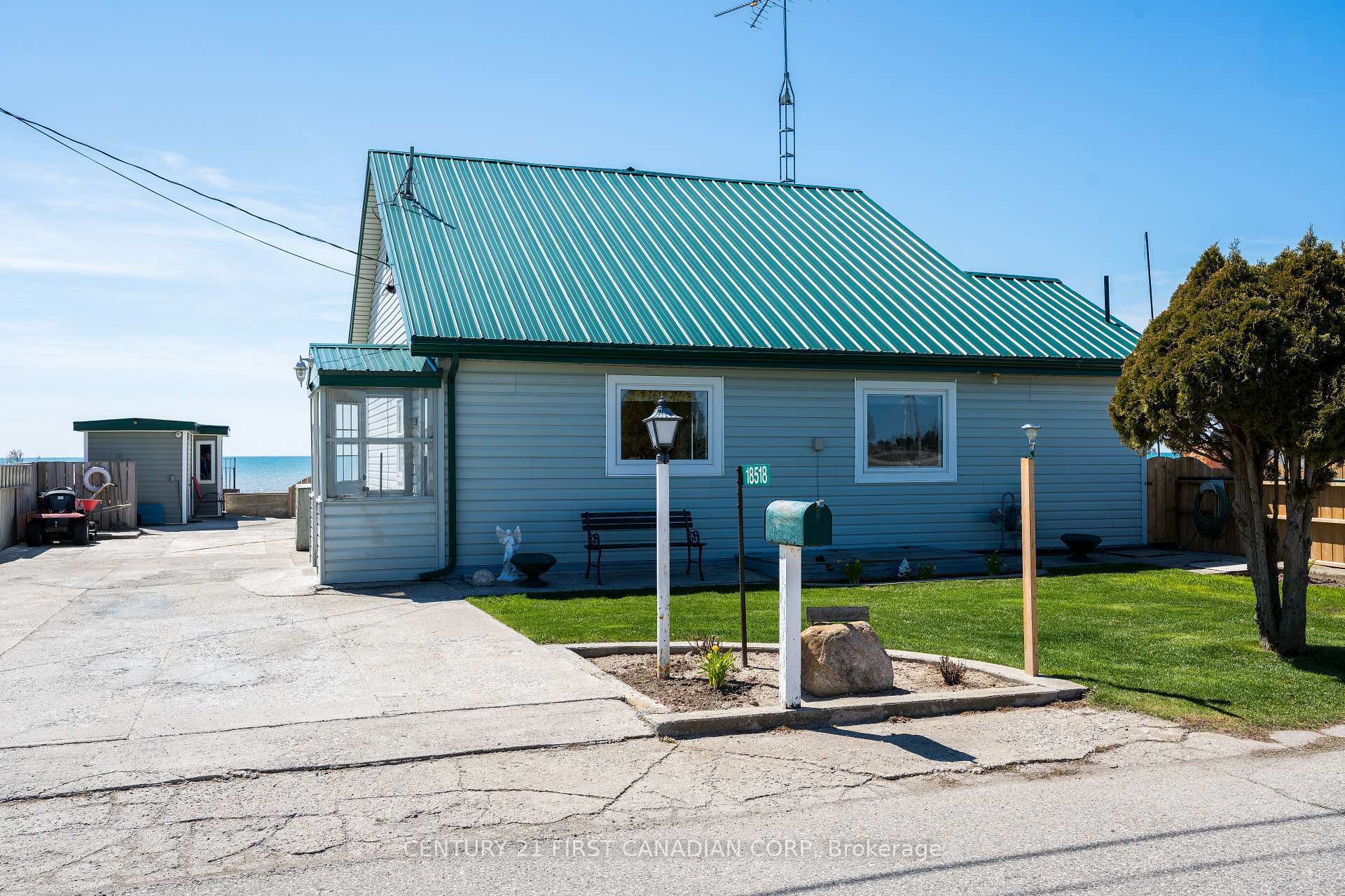 Property Photo: 18518 Erie Shore Drive ON N0P 1A0