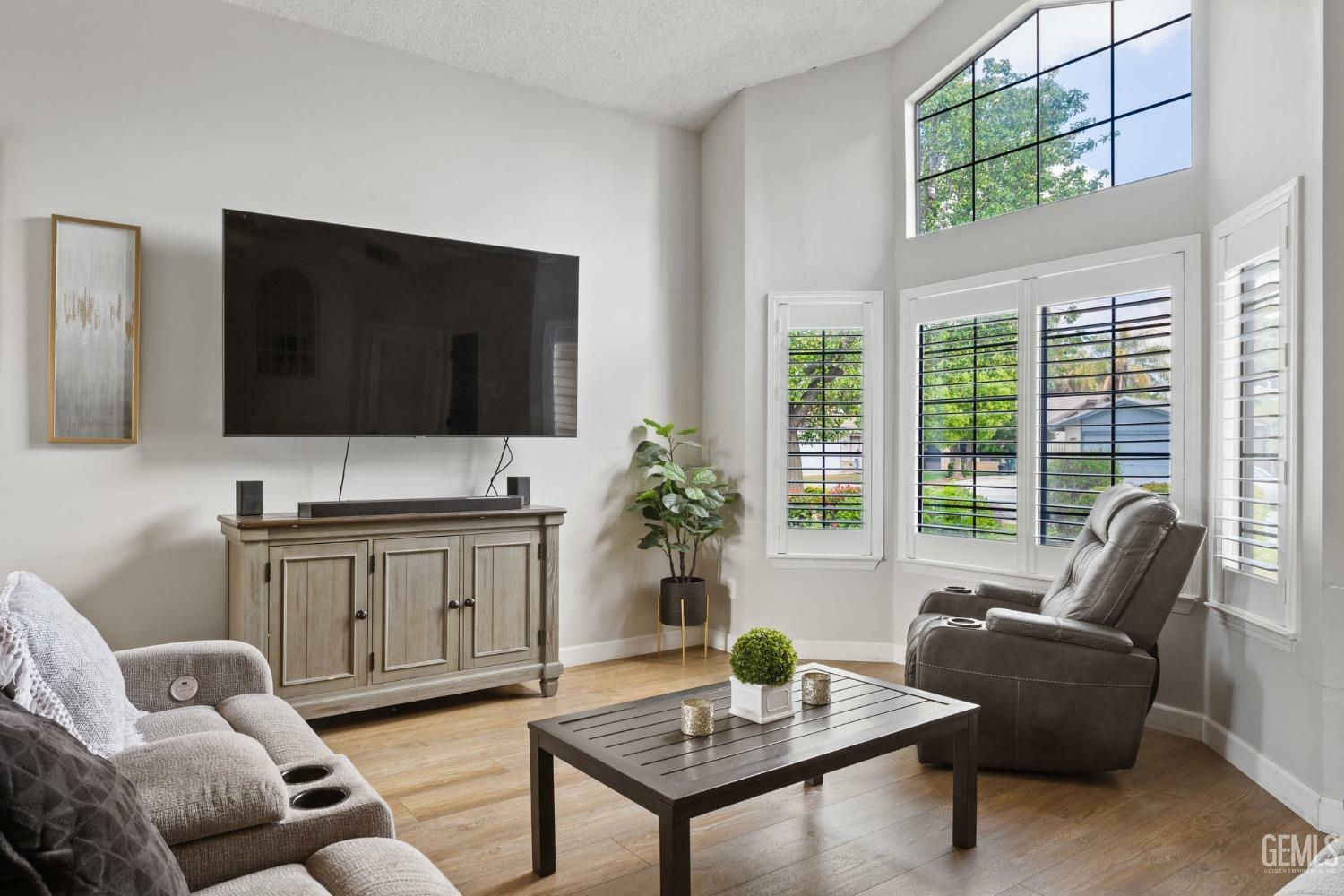 Property Photo: 7209 Copper Creek Way CA 93308
