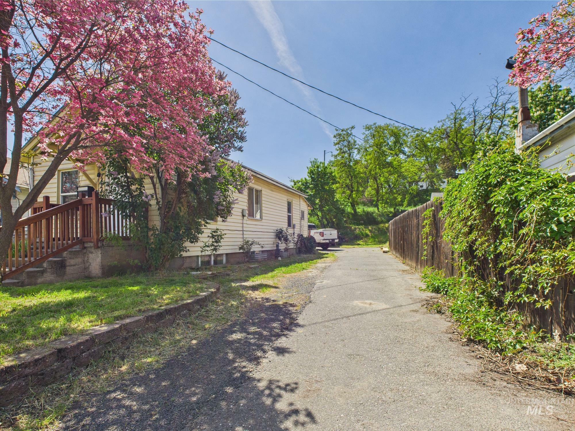 Property Photo: 1424 Idaho St ID 83501