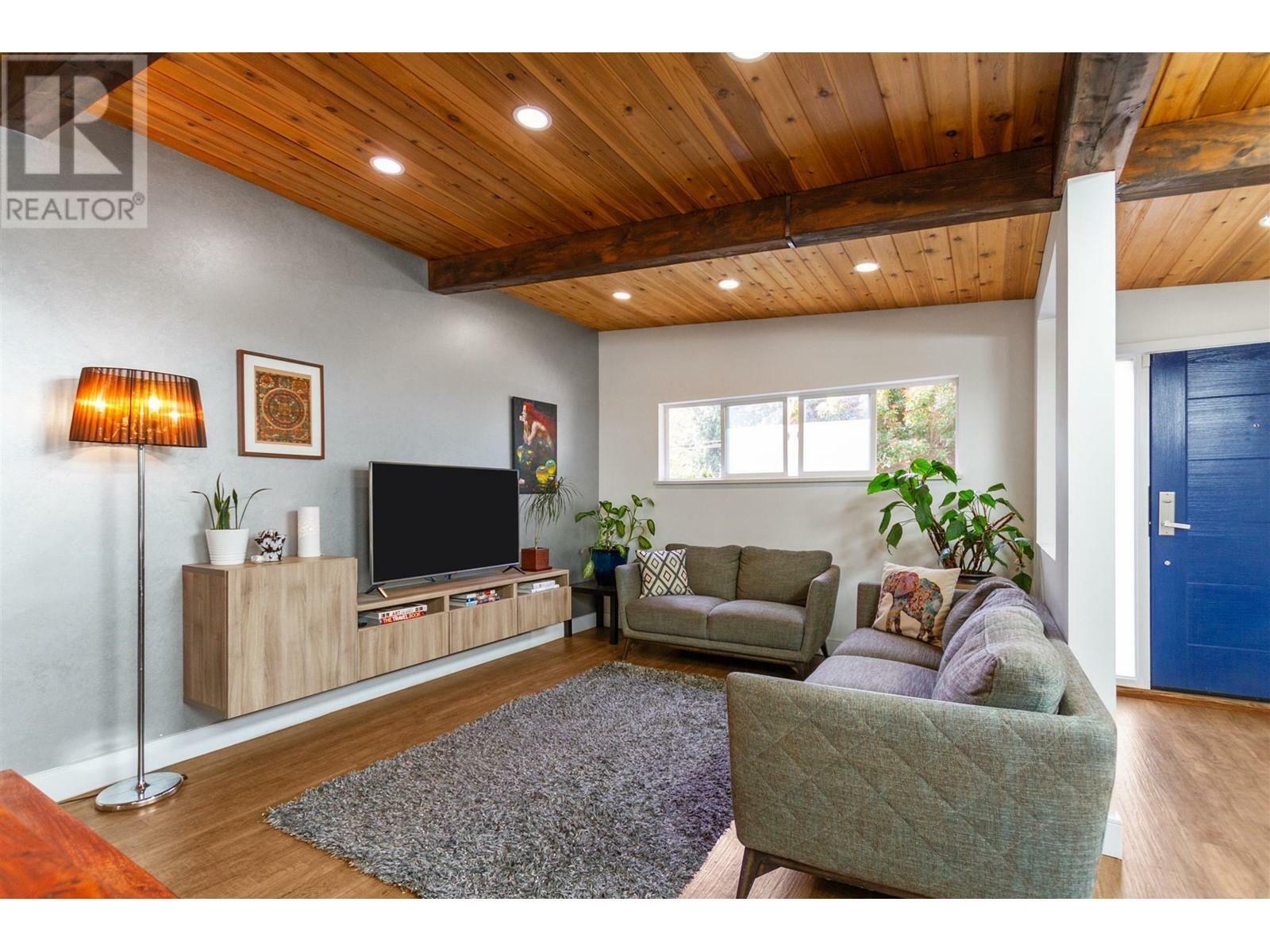Property Photo: 2955 Spuraway Avenue BC V3C 2C9