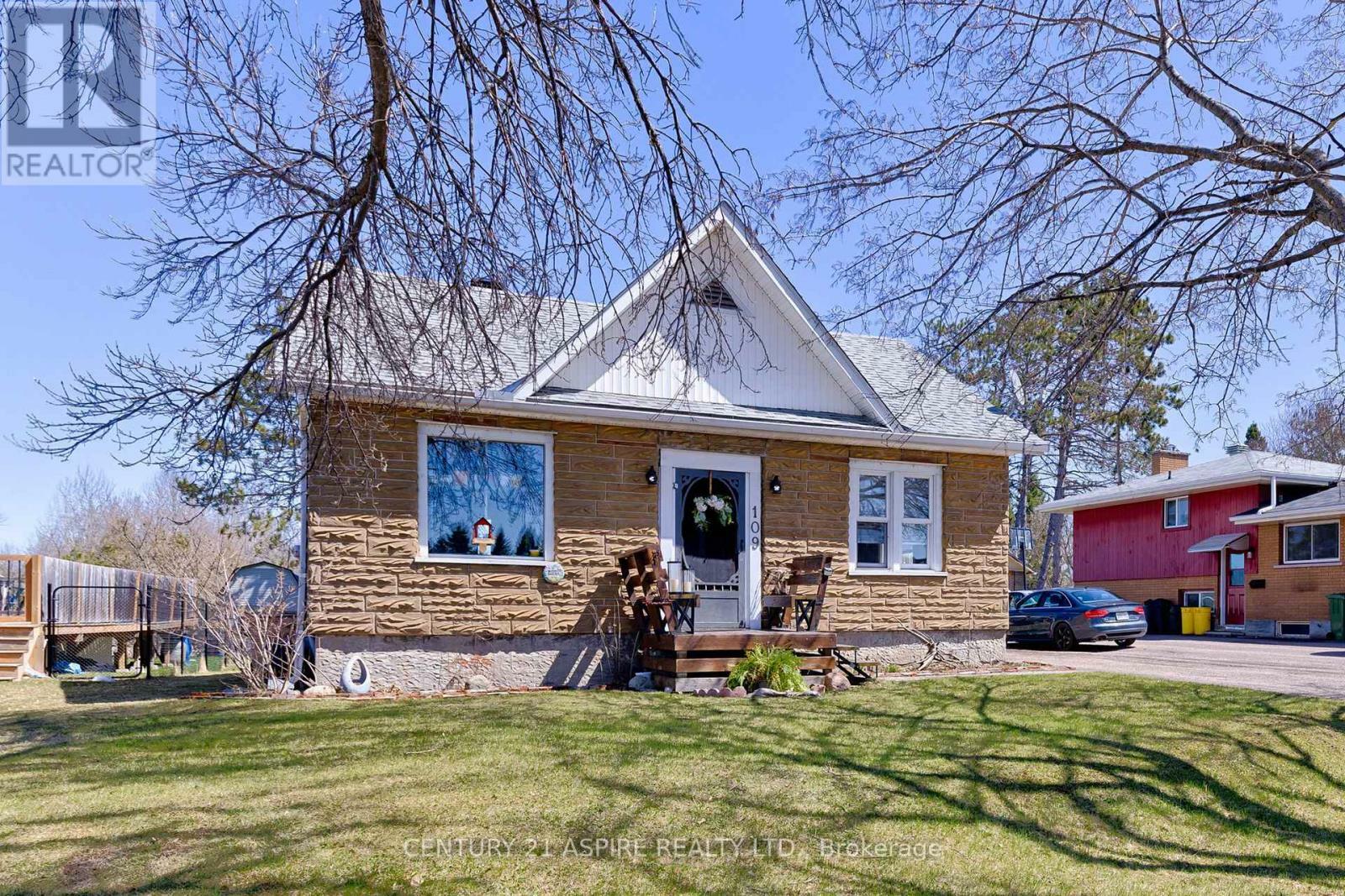 Property Photo:  109 Golf Course Road  ON K8A 7B1 