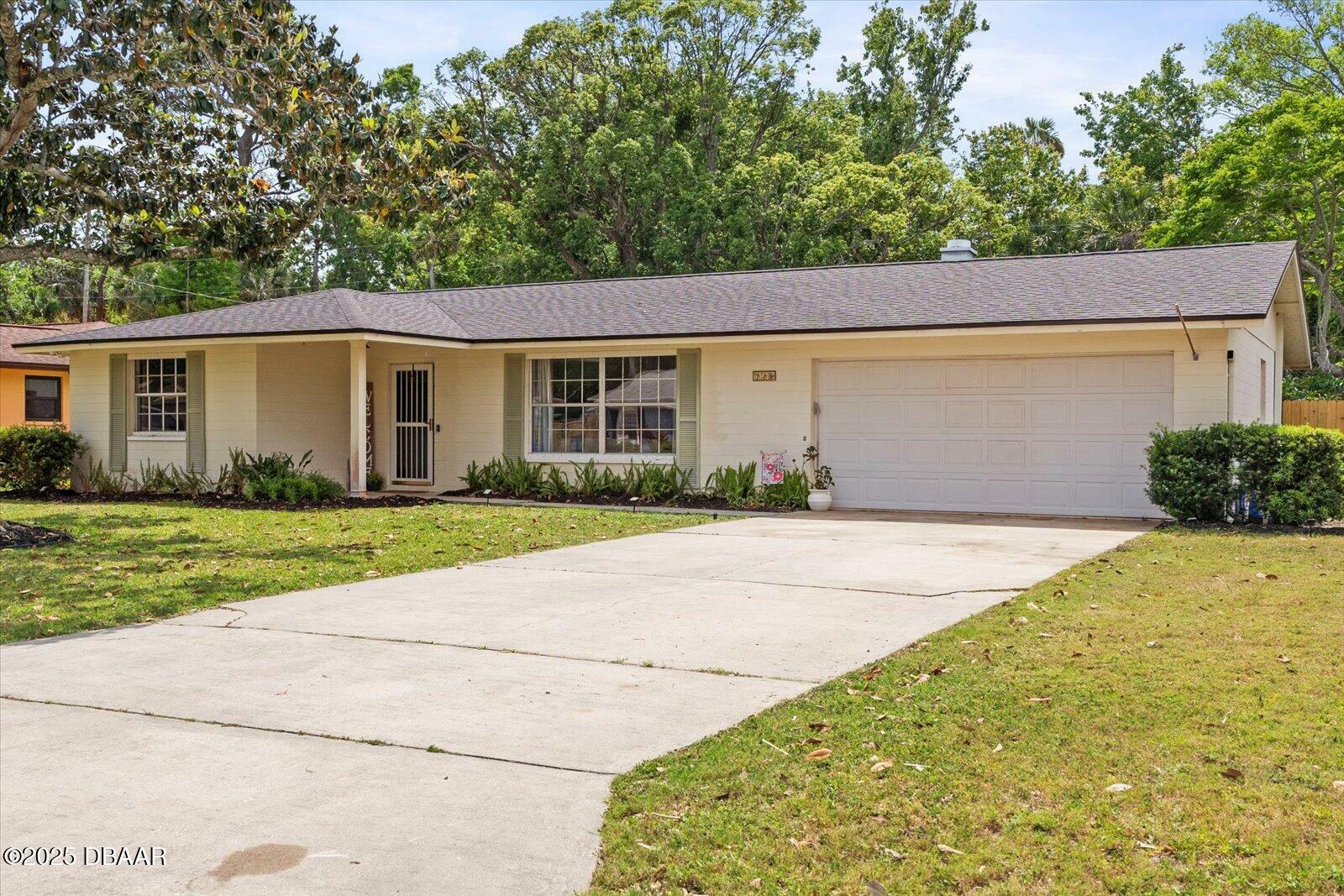 Property Photo: 736 Lindenwood Circle W FL 32174