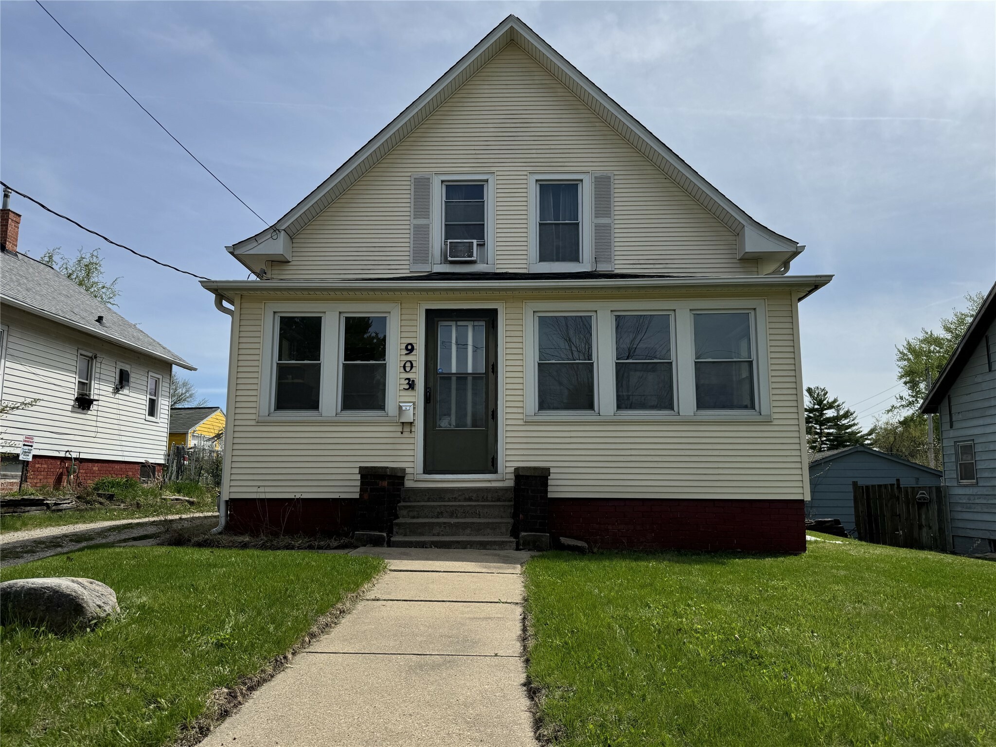 Property Photo: 903 Morton Avenue IA 50316