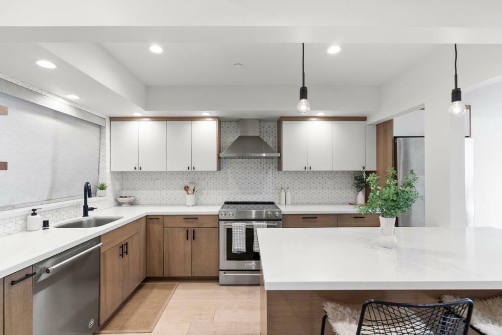 Property Photo: 685 High Street 2B CA 94301