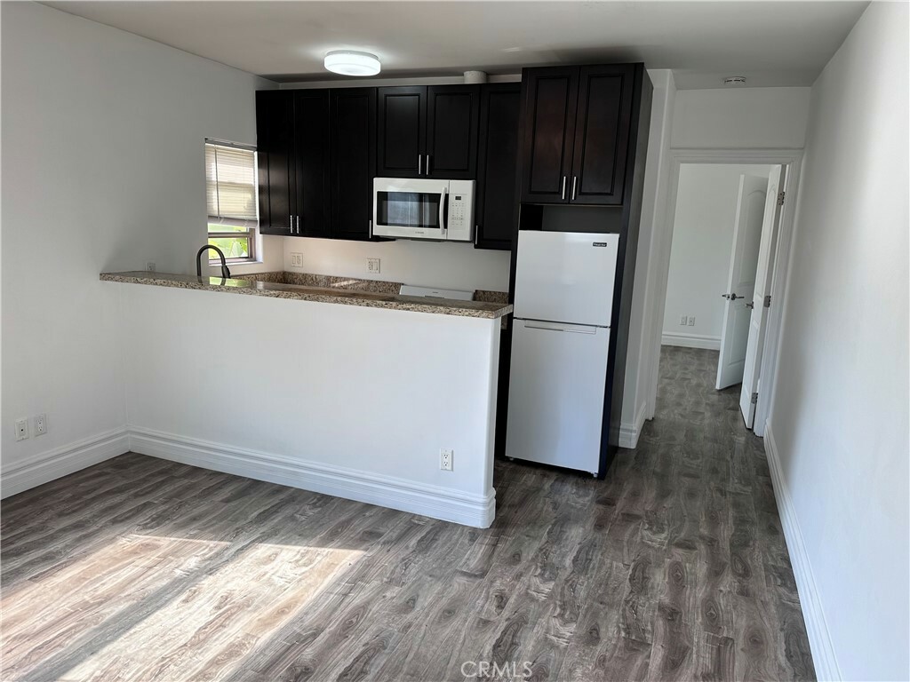 Property Photo: 1265 S Cloverdale Ave 1/2 CA 90019