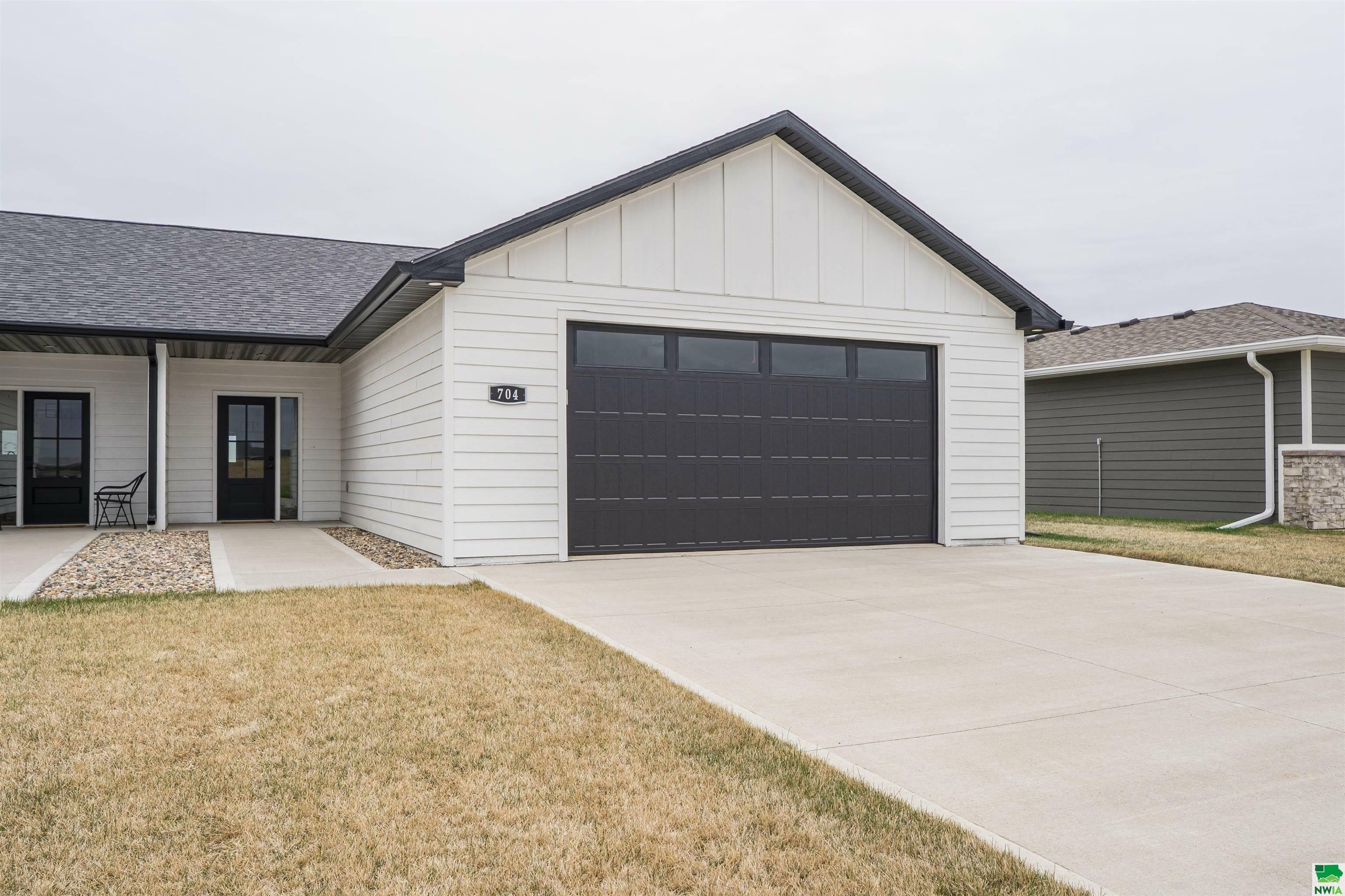 Property Photo: 704 17th St SE 1 IA 51041