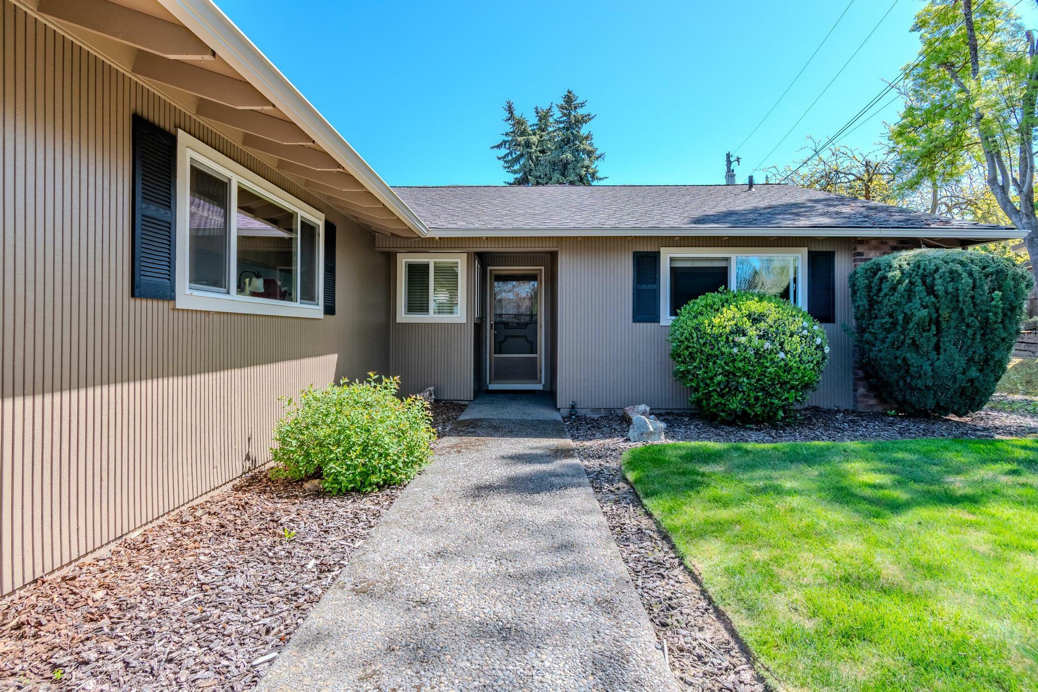 Property Photo: 740 N Modoc Avenue OR 97504