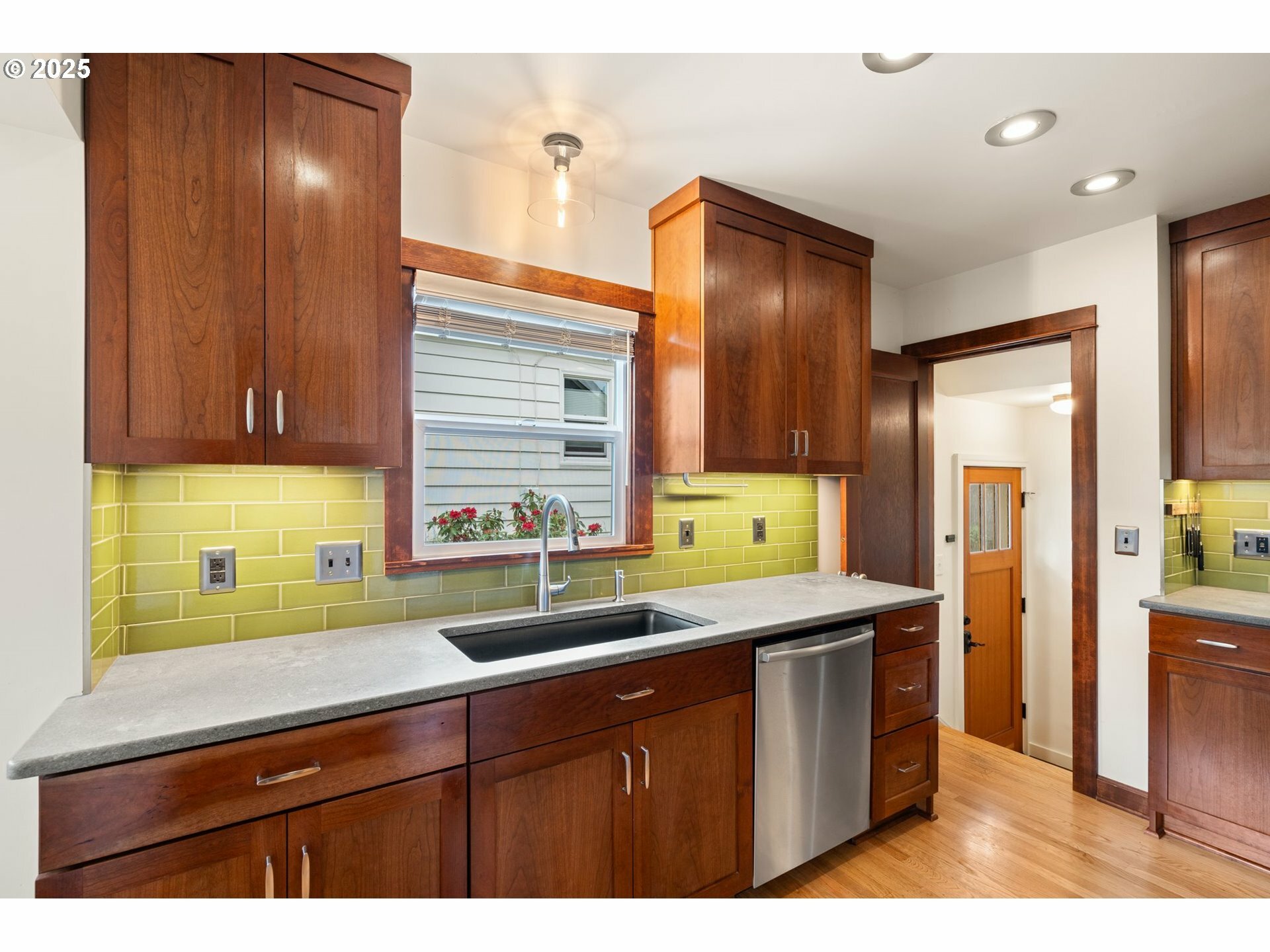 Property Photo: 5925 NE 24th Ave OR 97211