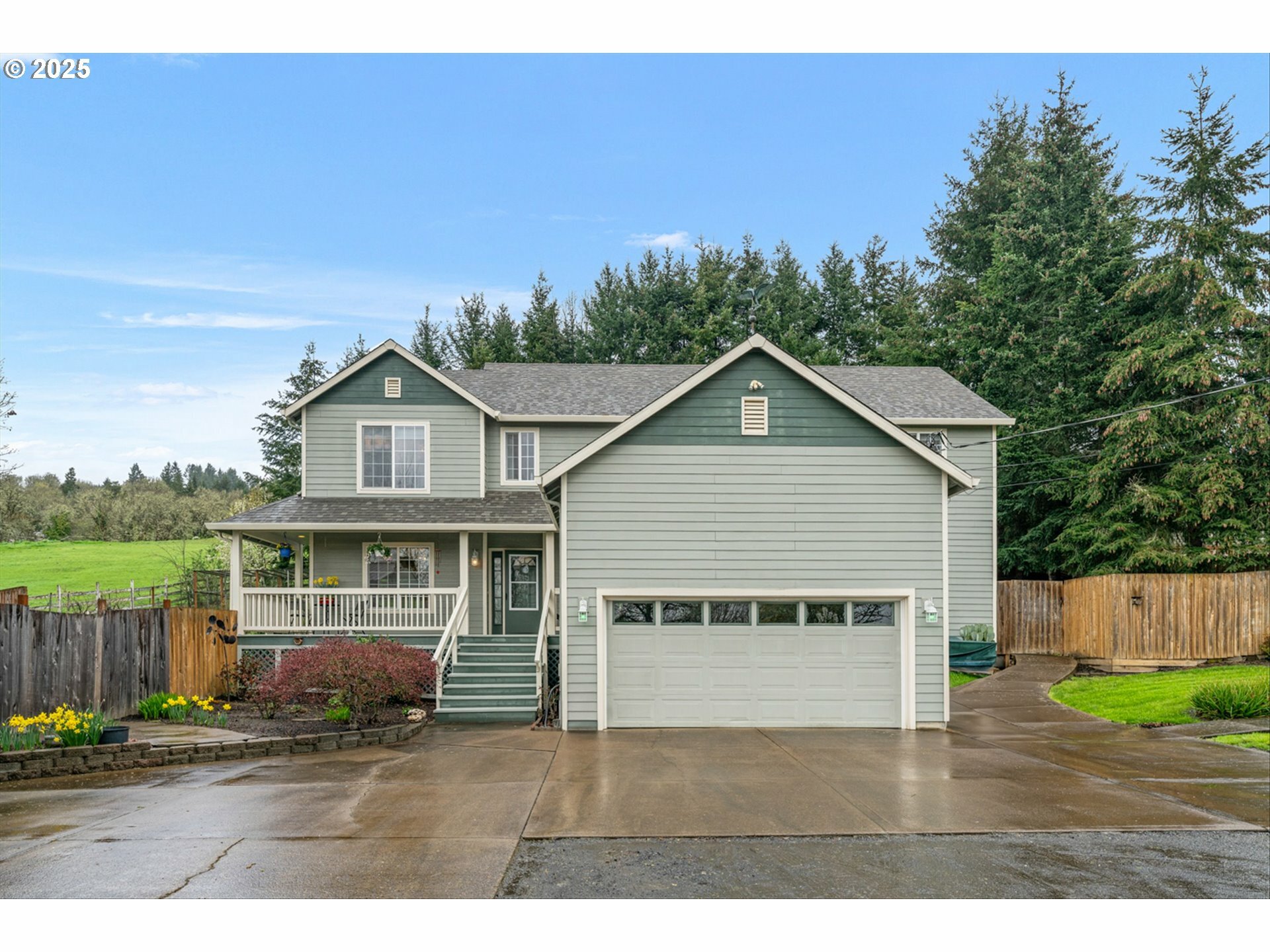Property Photo: 608 NE Hill St OR 97378
