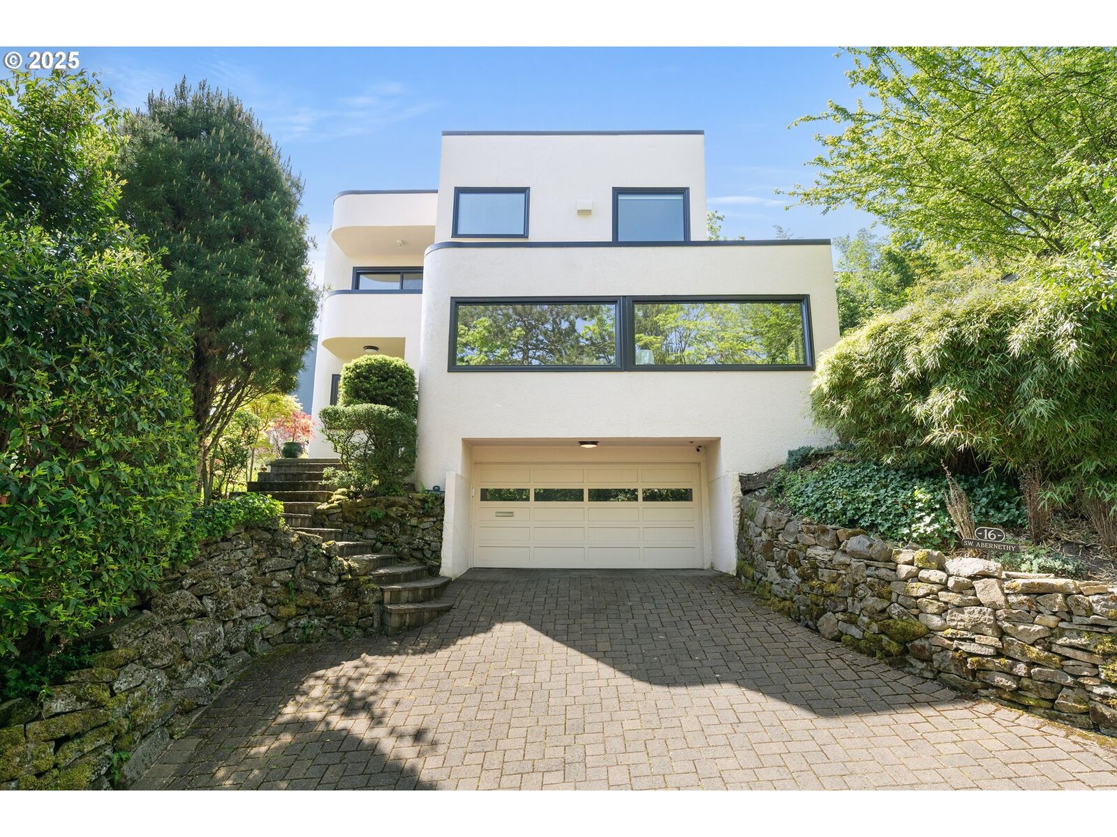 Property Photo: 16 SW Abernethy St OR 97239