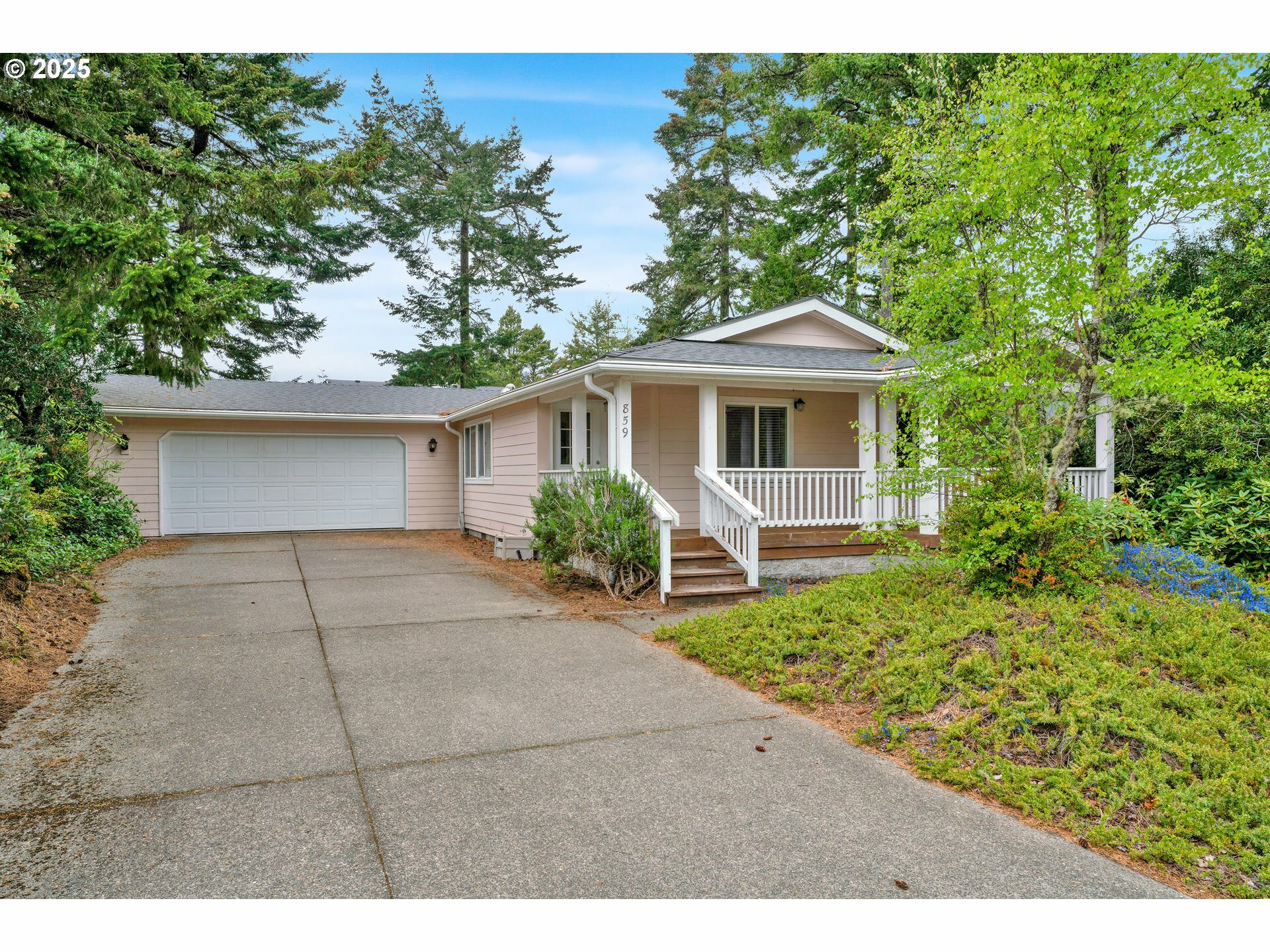 Property Photo: 859 Munsel Creek Loop OR 97439