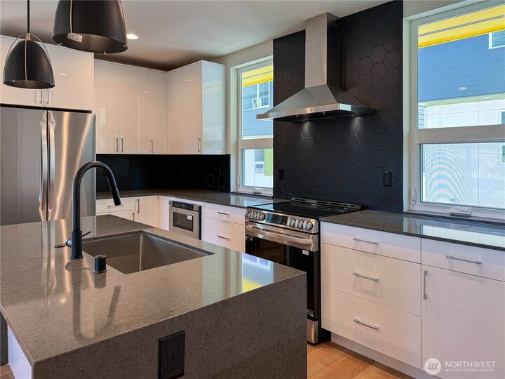 Property Photo:  6909  42nd Avenue S B  WA 98118 