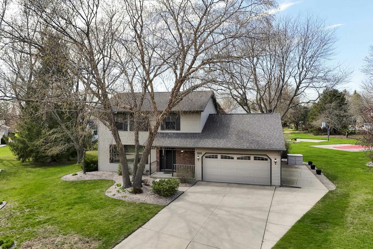 Property Photo: 916 Devonshire Court WI 53589