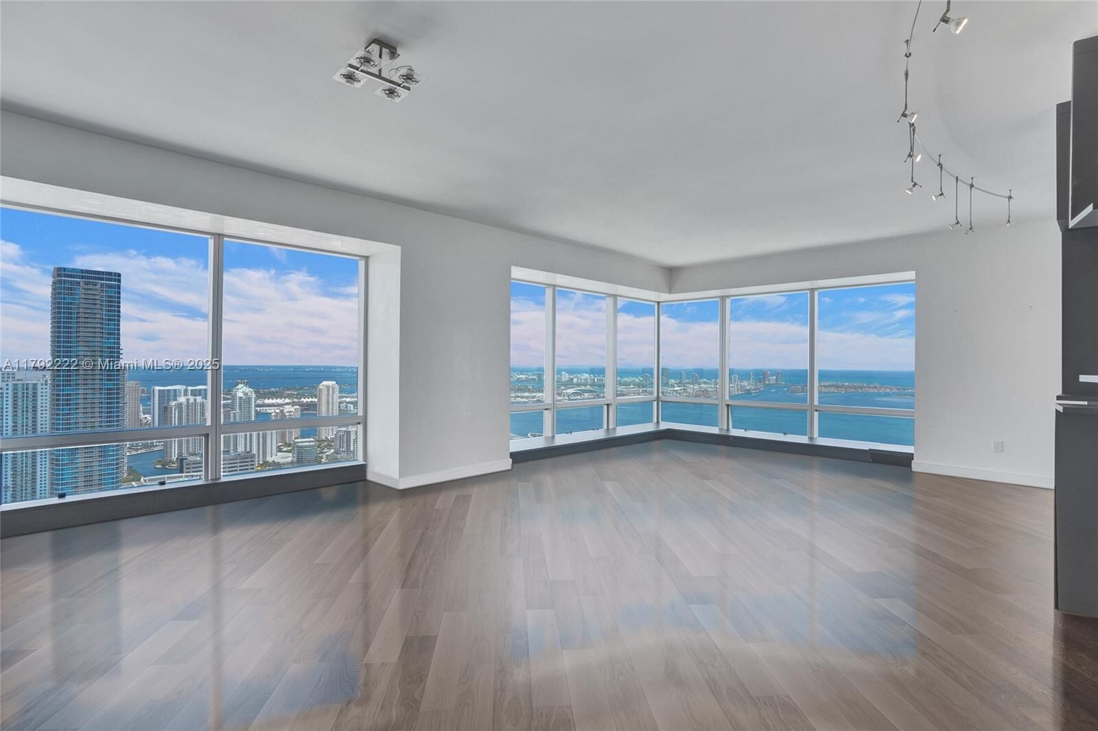 Property Photo: 1425 Brickell Ave 62E FL 33131